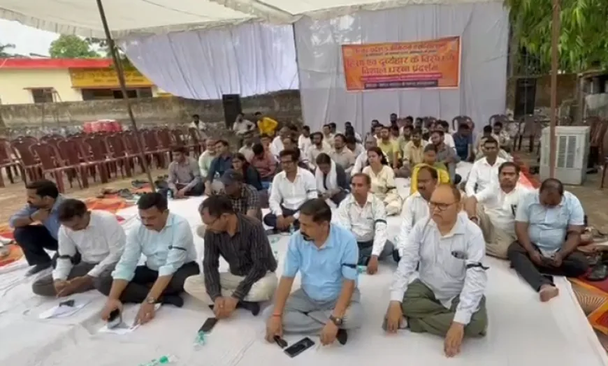 आजमगढ़ जिलाधिकारी के खिलाफ इंजीनियर्स एसोसिएशन का धरना, बर्खास्तगी की उठी मांग