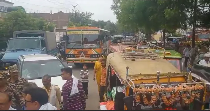 बैंक कॉलोनी में जल भराव से आक्रोशित सैकड़ो महिलाओं का फूटा गुस्सा