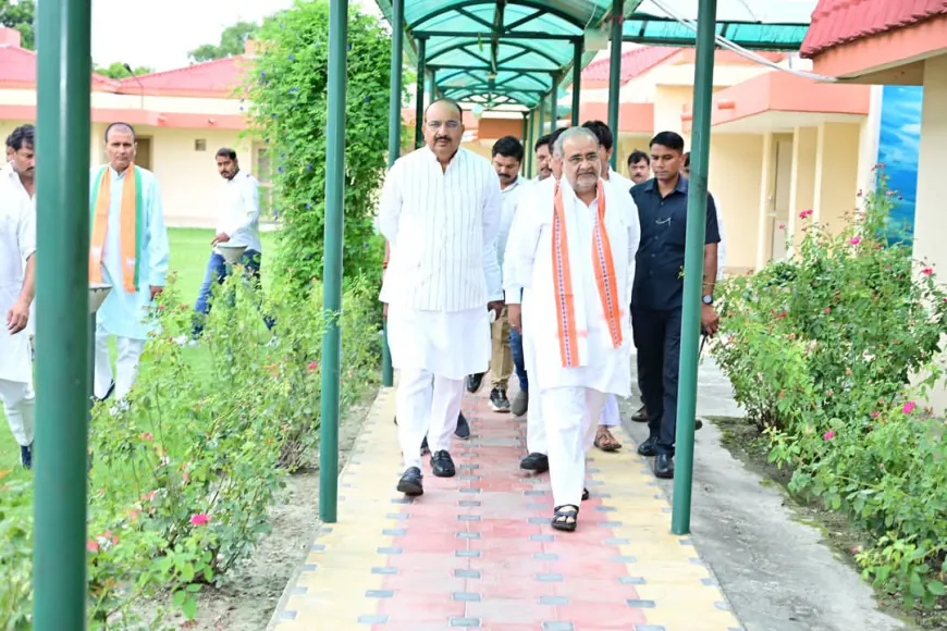 कुशीनगर इंटरनेशनल एयरपोर्ट पर पहुंचे प्रधानमंत्री नरेंद्र मोदी