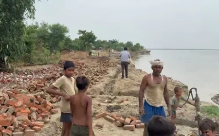 सरयू नदी की धारा में समाहित हुए दर्जनों मकान, कटान पीड़ितों ने लगाई मदद की गुहार