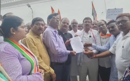 सरकार द्वारा प्राथमिक और जूनियर विद्यालयों के विलय के फैसले पर सियासत हुई तेज