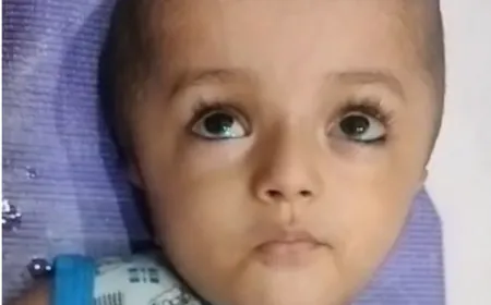 बुलंदशहर के मासूम डुग्गु की अपील: “प्रधानमंत्री जी, मुझे अपने पैरों पर खड़ा कर दीजिए