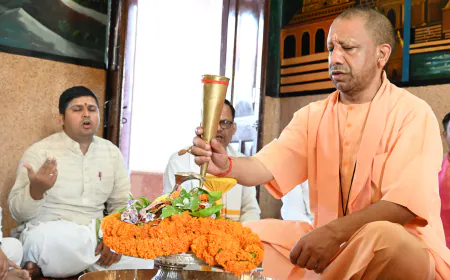 सीएम योगी ने जल, दूध एवं ऋतुफल के रस से किया रुद्राभिषेक