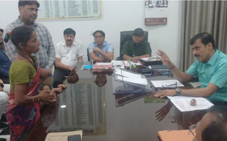 डीएम ने जनसुनवाई में दूर-दराज से आए फरियादी की समस्या को गंभीरता से सुना, बच्चों की पढ़ाई और आवास का दिया भरोसा