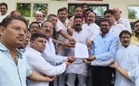 जीएसटी छापेमारी से त्रस्त जलेसर के घुंघरू घंटी कारीगर अनिश्चितकालीन हड़ताल पर, डीएम एटा को सौंपा राष्ट्रपति के नाम ज्ञापन