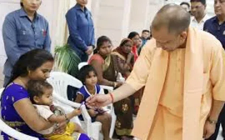 एक-एक पीड़ित के पास पहुंचे सीएम योगी, सुनीं समस्याएं