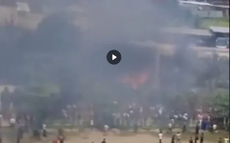 बांग्लादेश: एयरफोर्स का ट्रेनिंग विमान स्कूल पर गिरा, एक की मौत, हादसे का खौफनाक वीडियो आया सामने