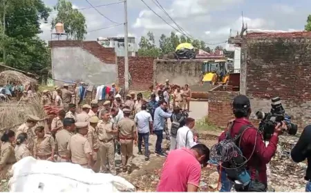 बलरामपुर में मौलाना छांगुर के गुर्गे सबरोज के अवैध मकान पर चला बुलडोजर, जमीनदोज हुआ घर