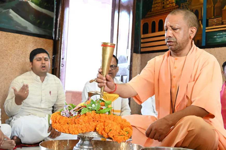 सीएम योगी ने जल, दूध एवं ऋतुफल के रस से किया रुद्राभिषेक