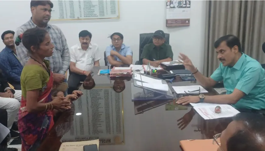 डीएम ने जनसुनवाई में दूर-दराज से आए फरियादी की समस्या को गंभीरता से सुना, बच्चों की पढ़ाई और आवास का दिया भरोसा