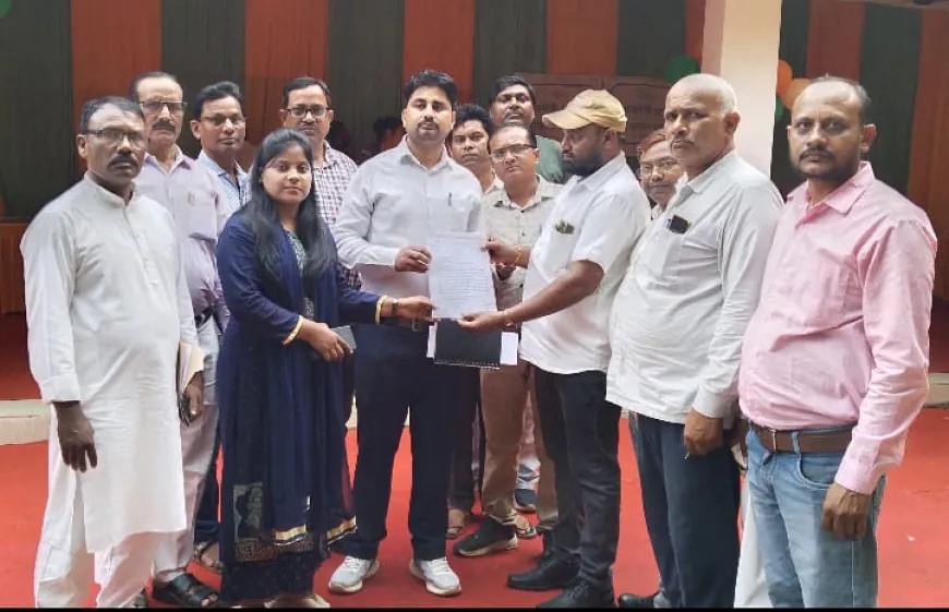 विद्यालय मर्जर के विरुद्ध शिक्षकों ने जन प्रतिनिधियों को सौंपा ज्ञापन
