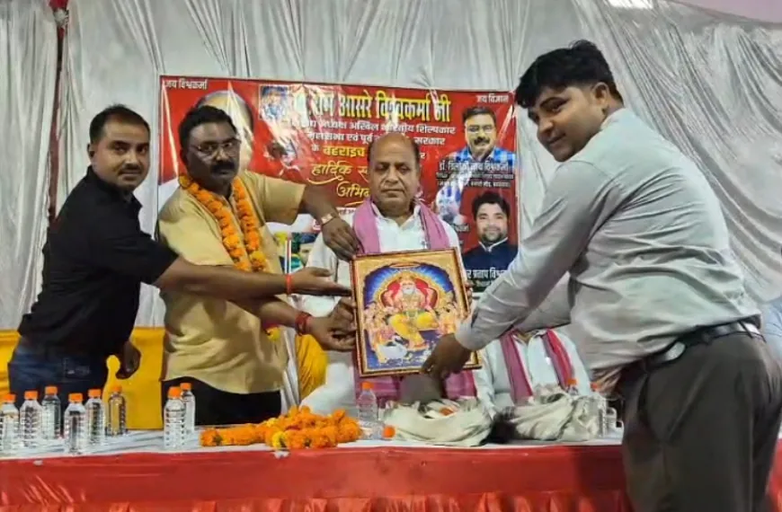 सपा के पूर्व मंत्री राम आसरे विश्वकर्मा का भाजपा पर हमला, बोले – विश्वकर्मा समाज हो रहा उत्पीड़न का शिकार