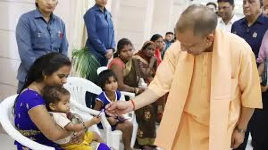 एक-एक पीड़ित के पास पहुंचे सीएम योगी, सुनीं समस्याएं