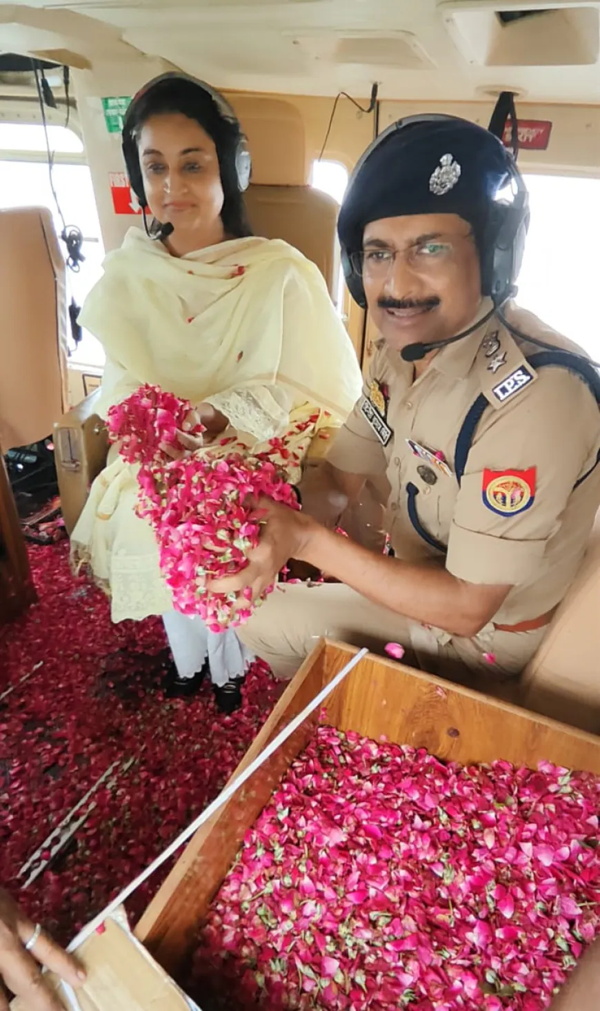 बुलंदशहर में सावन के दूसरे सोमवार पर हेलीकॉप्टर से हुई पुष्पवर्षा, गूंजे "हर-हर महादेव" के जयकारे