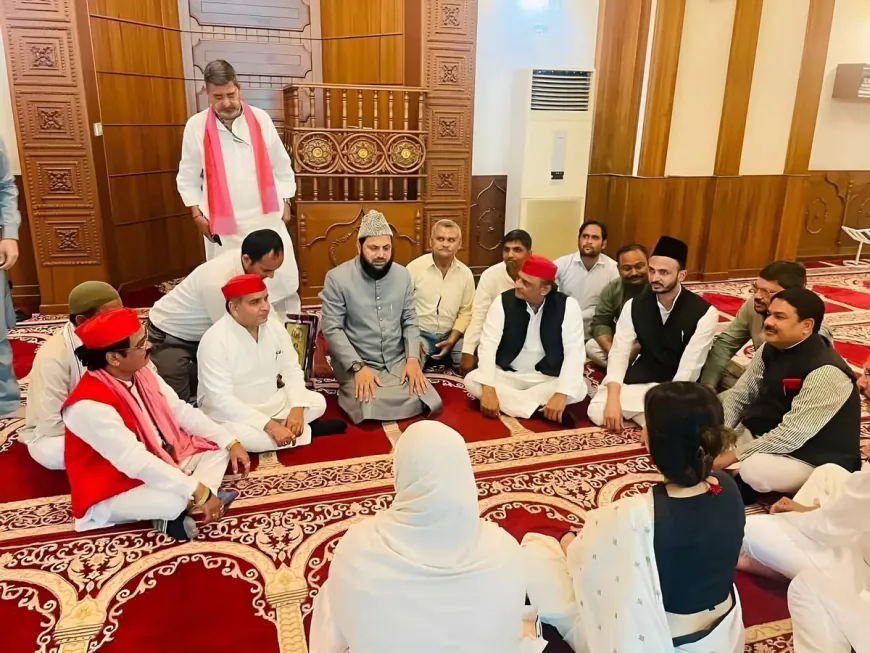 अखिलेश यादव की मस्जिद में मीटिंग पर बवाल, भाजपा ने साधा निशाना – सपा ने दिया पलटवार