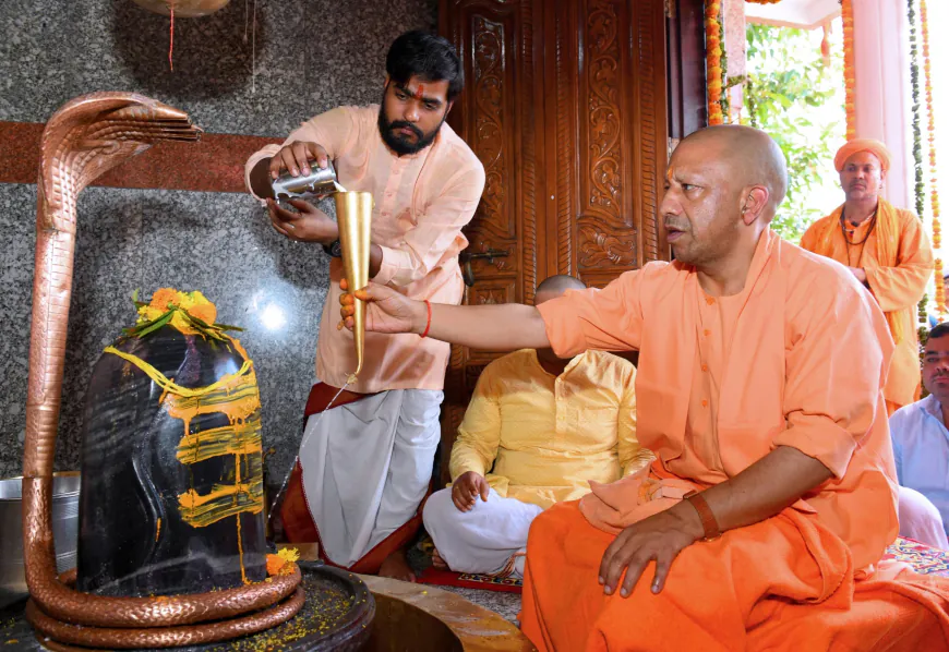रुद्राभिषेक कर सीएम योगी ने की प्रदेशवासियों के सुख-समृद्धि की कामना