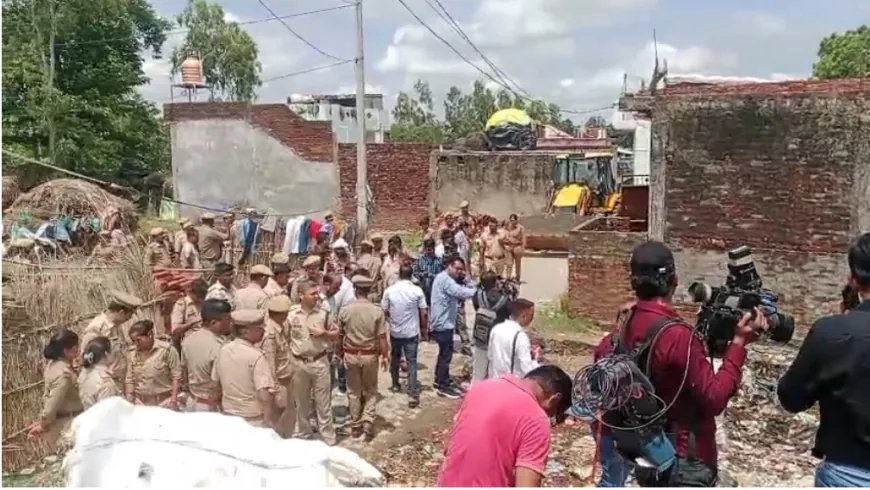 बलरामपुर में मौलाना छांगुर के गुर्गे सबरोज के अवैध मकान पर चला बुलडोजर, जमीनदोज हुआ घर