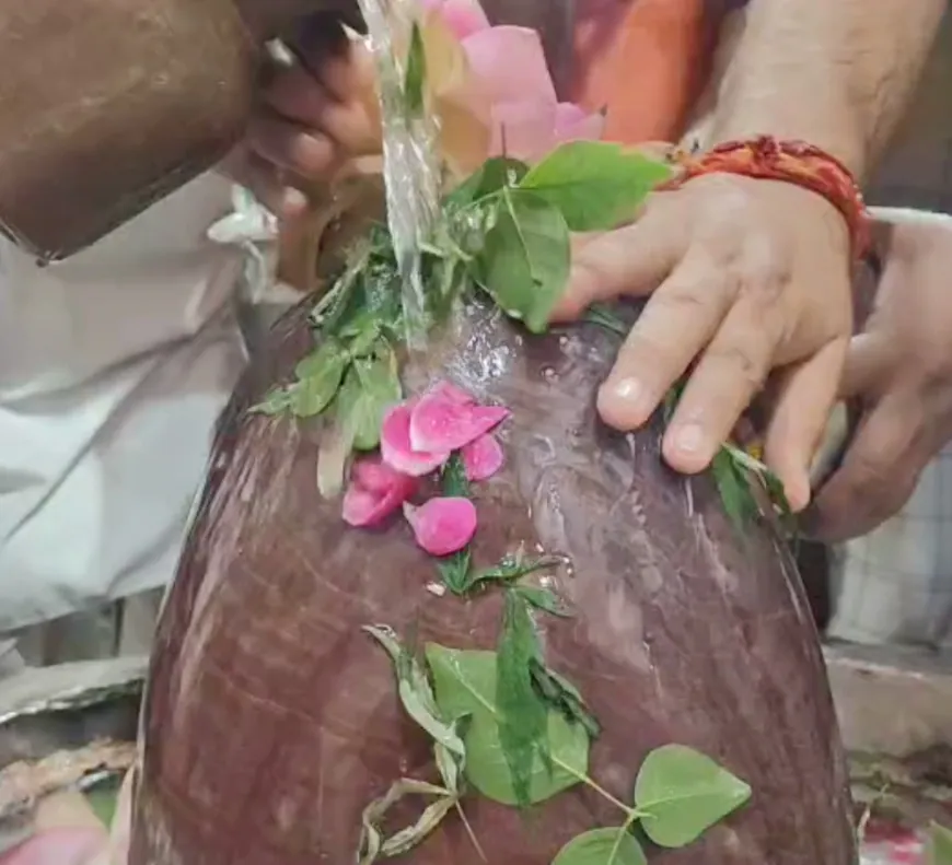 सावन का तीसरा सोमवार: बहराइच के सिद्धनाथ मंदिर में उमड़ा श्रद्धालुओं का जनसैलाब, गूंजा 'हर-हर महादेव'
