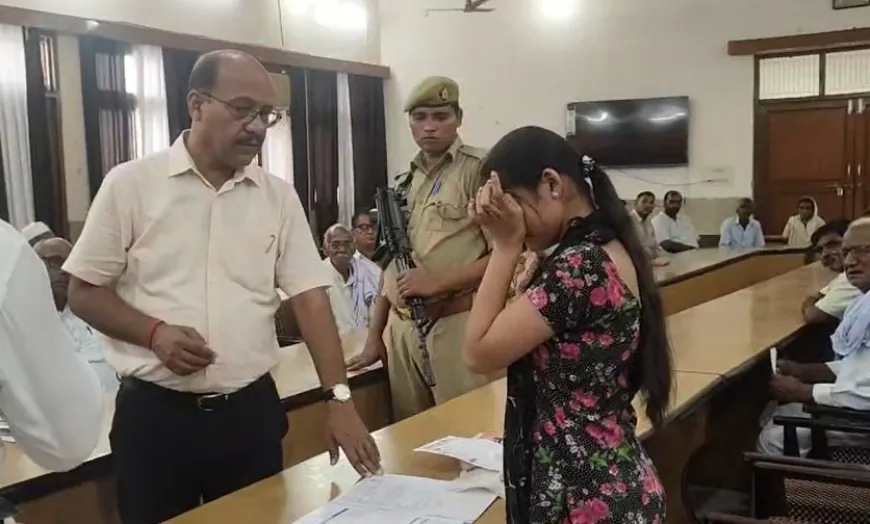 जनसुनवाई में रोती बेटी की गुहार सुन भावुक हुए DM उमेश मिश्रा