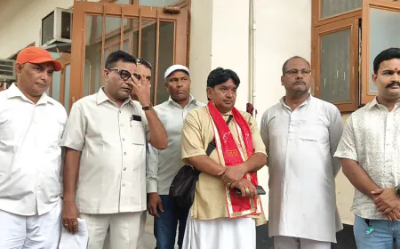 पूर्व सरकारों पर हिन्दुओं को टारगेट करने का आरोप, डीएम कार्यालय पहुंचकर सनातनी समूह ने सौंपा ज्ञापन