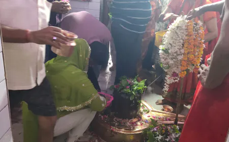 श्री झारखंडेश्वर नाथ महादेव मंदिर में उमड़ा श्रद्धालुओं का सैलाब, गूंजा "हर-हर महादेव"