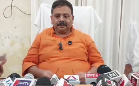 गाजीपुर में मंत्री रवीन्द्र जायसवाल ने बाढ़ प्रभावित क्षेत्रों का किया दौरा, राहत सामग्री वितरित कर दिलाया मदद का भरोसा