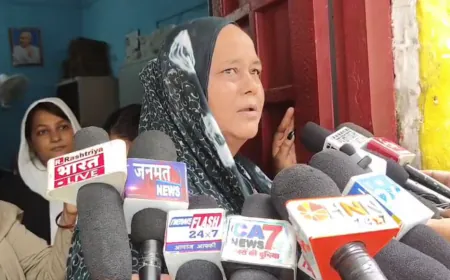 बेटी और नातिन संग महिला ने डीएम कार्यालय के बाहर आत्मदाह का किया प्रयास, पुलिस ने बचाई जान