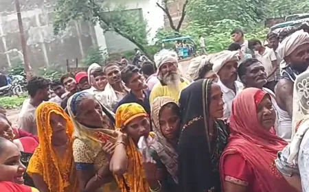 एटा: खाद की लाइन में घंटों इंतजार के बाद महिला बेहोश, सड़क पर पड़ी रही एक घंटा