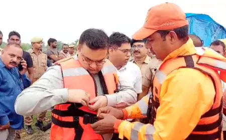 जिलाधिकारी अक्षय त्रिपाठी एनडीआरएफ की बोट से पहुंचे कटान प्रभावित जानकीनगर, राहत कार्यों का लिया जायज़ा