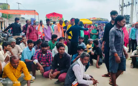 खाद न मिलने से नाराज़ किसानों ने किया सड़क जाम, पुलिस और प्रशासन ने समझा-बुझाकर हटवाया जाम