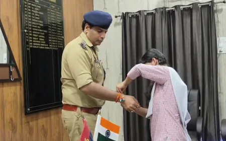 रक्षाबंधन पर मुजफ्फरनगर में छात्राओं ने पुलिस अधिकारियों को बांधी राखी, भाई-बहन के पवित्र रिश्ते का हुआ सम्मान