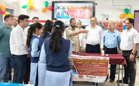 बलरामपुर में राष्ट्रीय कृमि मुक्ति दिवस पर बच्चों को खिलाई गई दवा, अधिकारियों ने खुद खाकर किया शुभारंभ