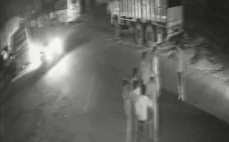 जालौन में दबंगों का आतंक: बीच सड़क पर युवक की बेरहमी से पिटाई, CCTV में कैद हुई वारदात