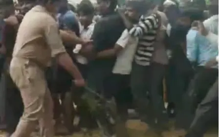 एटा में खाद लेने पहुंचे किसानों पर पुलिस का डंडा, सोशल मीडिया पर वीडियो वायरल