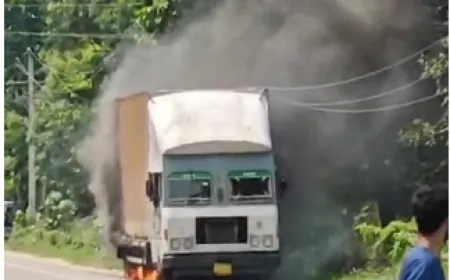 हाईटेंशन लाइन की चपेट में आने से ट्रक और दर्जनभर बाइकें जलकर खाक