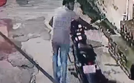घर के बाहर से बाइक चोरी, सीसीटीवी कैमरे में कैद हुई वारदात
