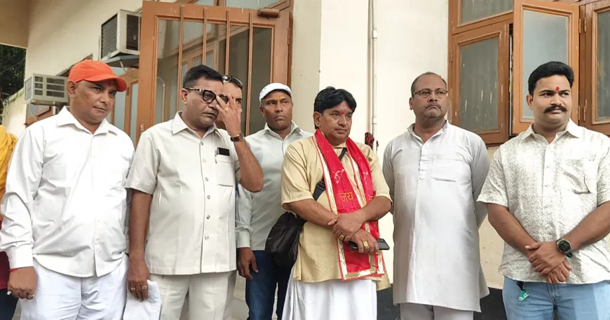 पूर्व सरकारों पर हिन्दुओं को टारगेट करने का आरोप, डीएम कार्यालय पहुंचकर सनातनी समूह ने सौंपा ज्ञापन