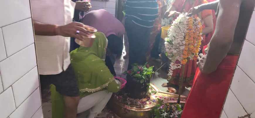 श्री झारखंडेश्वर नाथ महादेव मंदिर में उमड़ा श्रद्धालुओं का सैलाब, गूंजा "हर-हर महादेव"