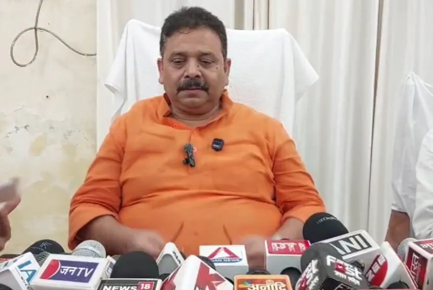 गाजीपुर में मंत्री रवीन्द्र जायसवाल ने बाढ़ प्रभावित क्षेत्रों का किया दौरा, राहत सामग्री वितरित कर दिलाया मदद का भरोसा