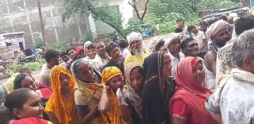 एटा: खाद की लाइन में घंटों इंतजार के बाद महिला बेहोश, सड़क पर पड़ी रही एक घंटा