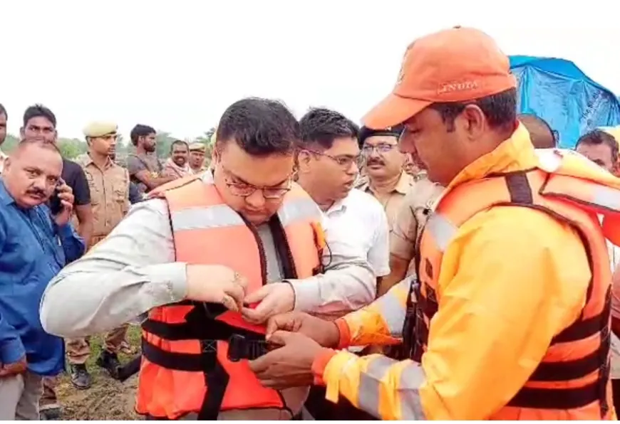 जिलाधिकारी अक्षय त्रिपाठी एनडीआरएफ की बोट से पहुंचे कटान प्रभावित जानकीनगर, राहत कार्यों का लिया जायज़ा