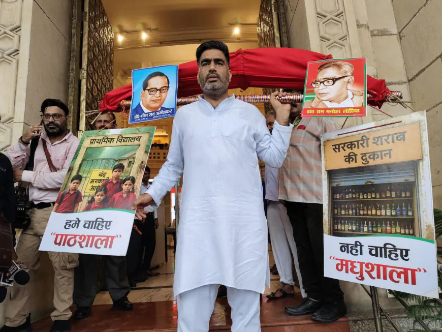 यूपी विधानसभा में सपा का विरोध प्रदर्शन, विधायक अतुल प्रधान कांवड़ लेकर पहुंचे