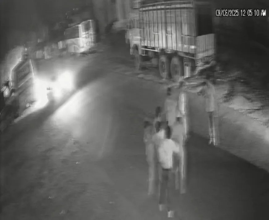 जालौन में दबंगों का आतंक: बीच सड़क पर युवक की बेरहमी से पिटाई, CCTV में कैद हुई वारदात
