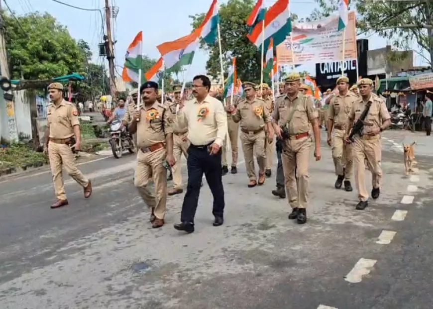 जालौन में प्रशिक्षु आरक्षियों की भव्य तिरंगा यात्रा, देशभक्ति के नारों से गूंजा नगर