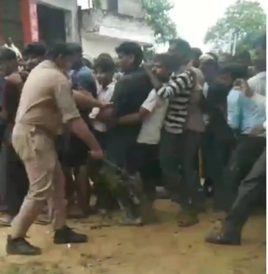 एटा में खाद लेने पहुंचे किसानों पर पुलिस का डंडा, सोशल मीडिया पर वीडियो वायरल