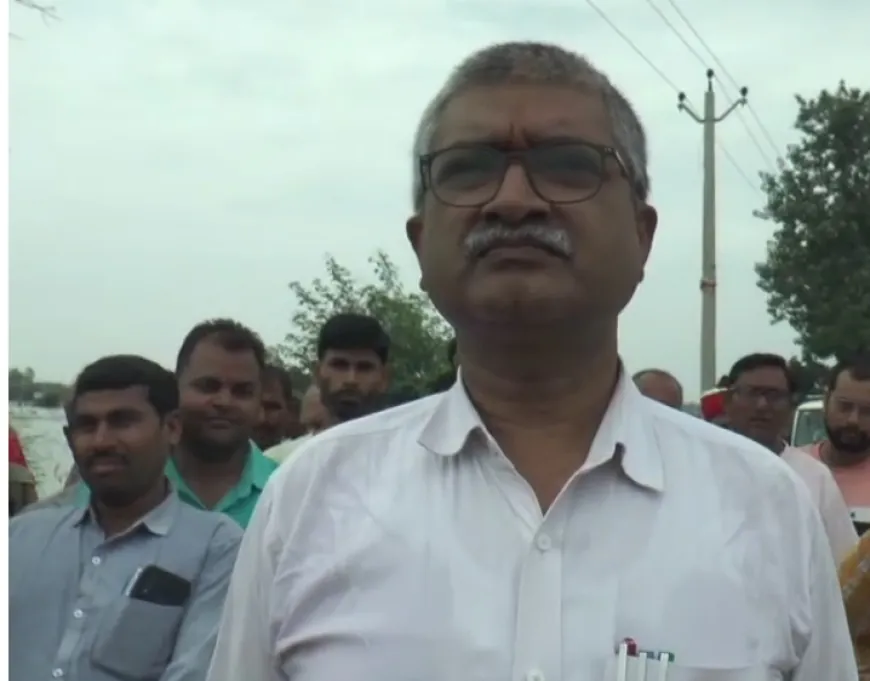 डीएम आशुतोष द्विवेदी ने किया बाढ़ कटान क्षेत्र का निरीक्षण