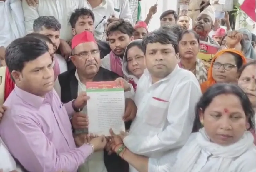 खाद की किल्लत पर सपा का जबरदस्त प्रदर्शन