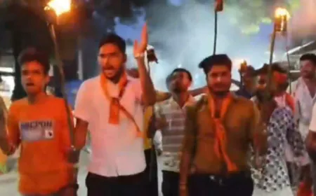 बलरामपुर में ABVP का आक्रोश, मशाल यात्रा निकालकर रामस्वरूप विश्वविद्यालय बंद करने की मांग