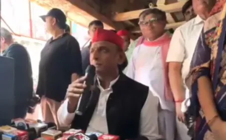 संविदा बिजली कर्मी के घर पहुंचे पूर्व सीएम अखिलेश यादव, परिजनों को दी आर्थिक मदद