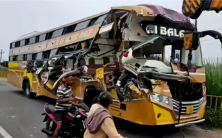 अयोध्या से काशी जा रही बस ट्रेलर से टकराई, 4 श्रद्धालुओं की मौत